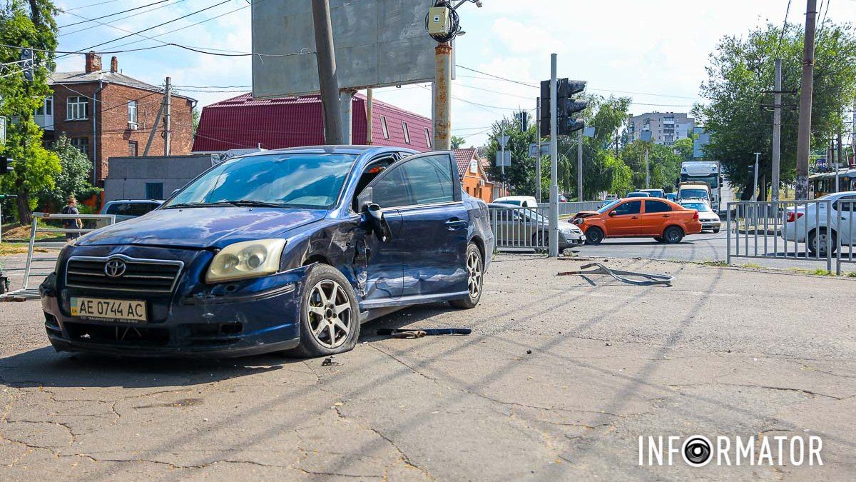 На Рабочей в Днепре Toyota после столкновения с Chevrolet пробила забор и чуть не заехала в киоск