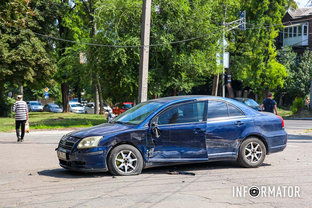 Toyota чуть не врезалась в киоск с овощами Toyota чуть не врезалась в киоск с овощами