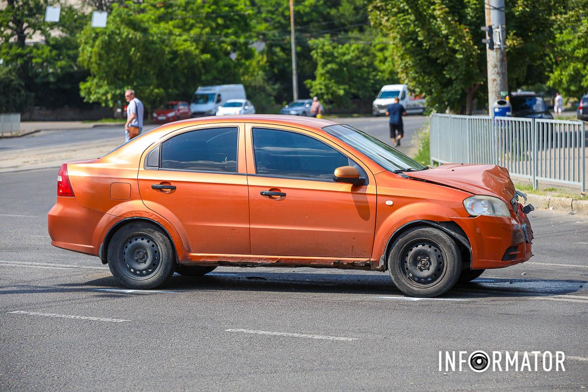 Toyota после столкновения с Chevrolet пробила забор Toyota после столкновения с Chevrolet пробила забор