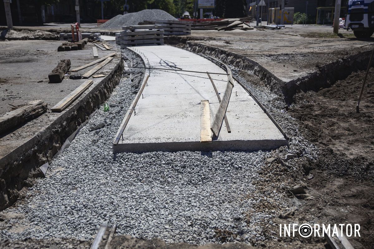 У Дніпрі триває ремонт трамвайного переїзду на перехресті Лесі Українки та вулиці Степана Бандери