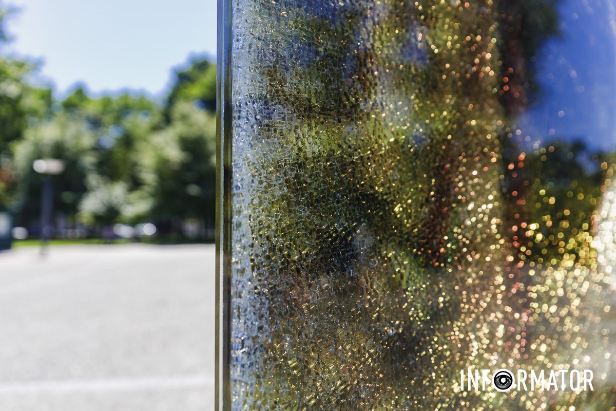 Невідомі жбурнули каміння у стелу