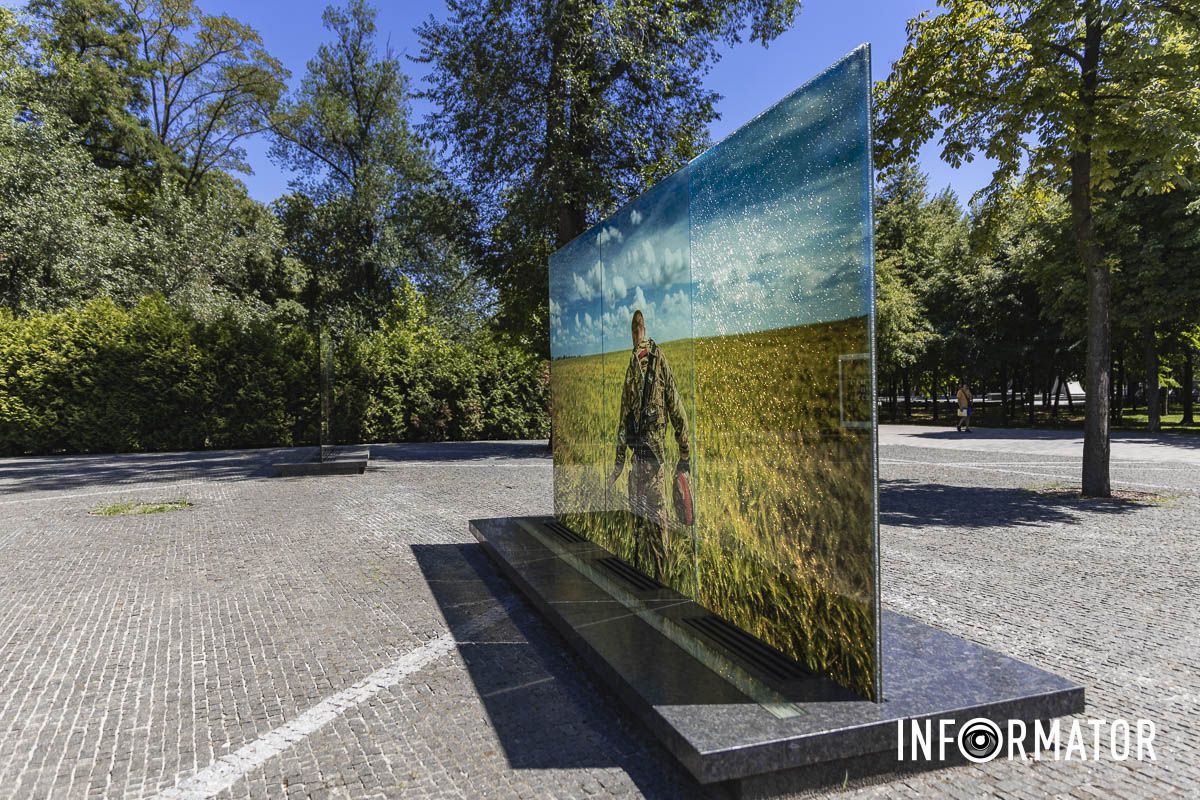 Частину цього меморіалу розтрощили вандали