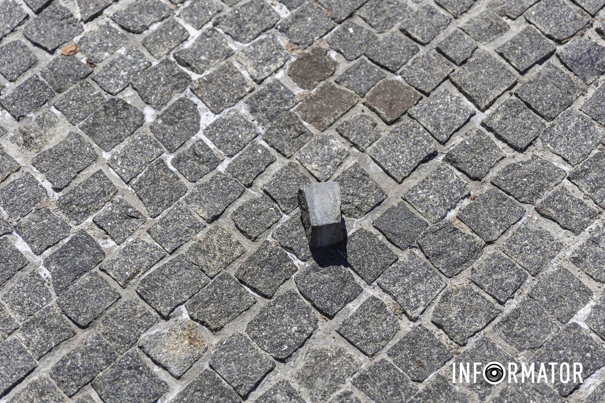 Каміння поряд зі стелою