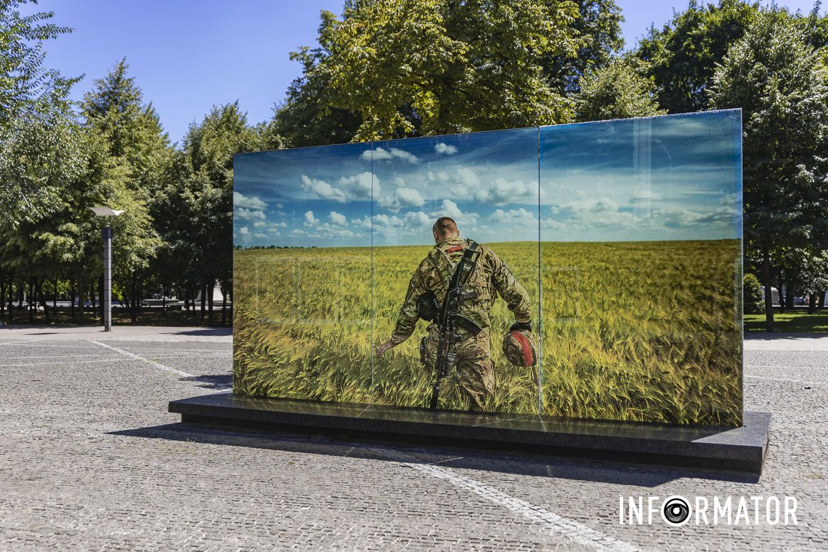 Кадри для стел фільмували фотокореспонденти