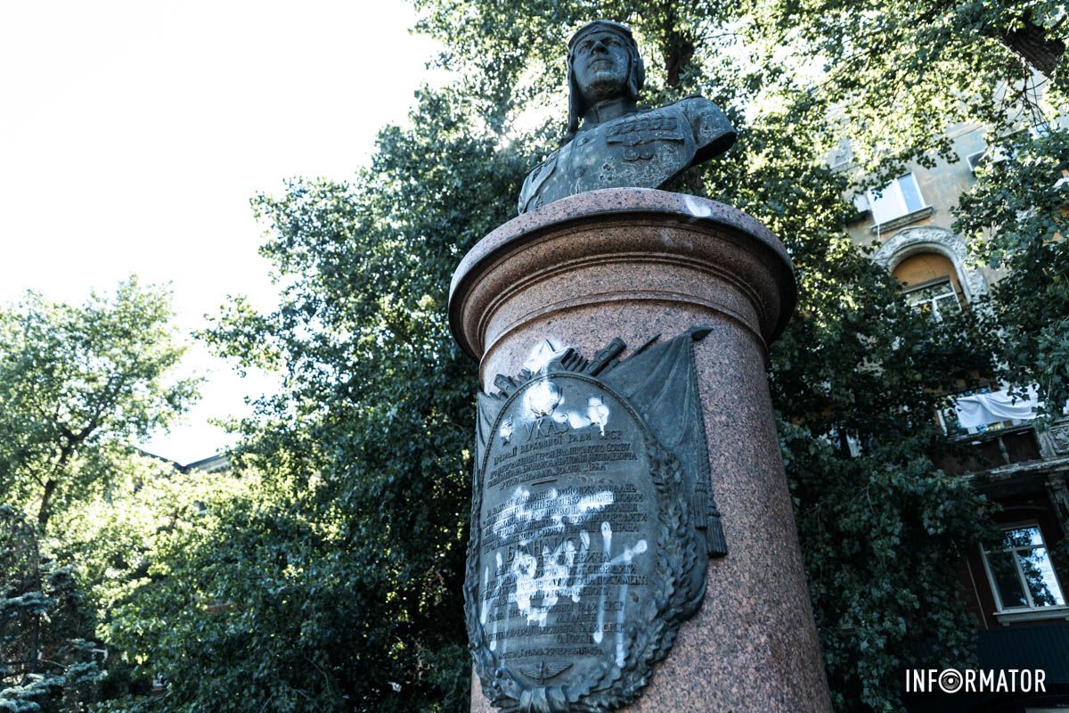 Вони зіпсували пам'ятник радянському льотчику Анатолію Брандису на Слобожанському проспекті Вони зіпсували пам'ятник радянському льотчику Анатолію Брандису на Слобожанському проспекті