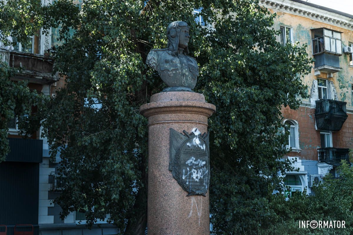 Зокрема, на постаменті були написані слова “зрадник” та “окупант” Зокрема, на постаменті були написані слова “зрадник” та “окупант”