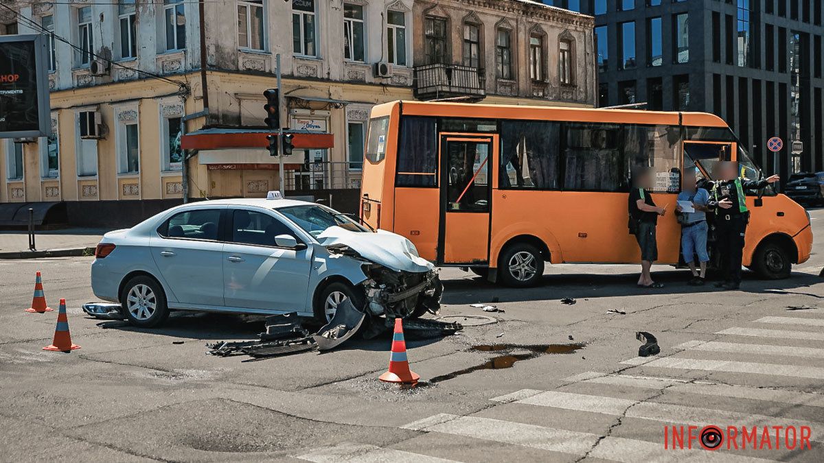 В центре Днепра на Вячеслава Липинского столкнулись Peugeot и маршрутка №136А: есть пострадавший, работает регулятор