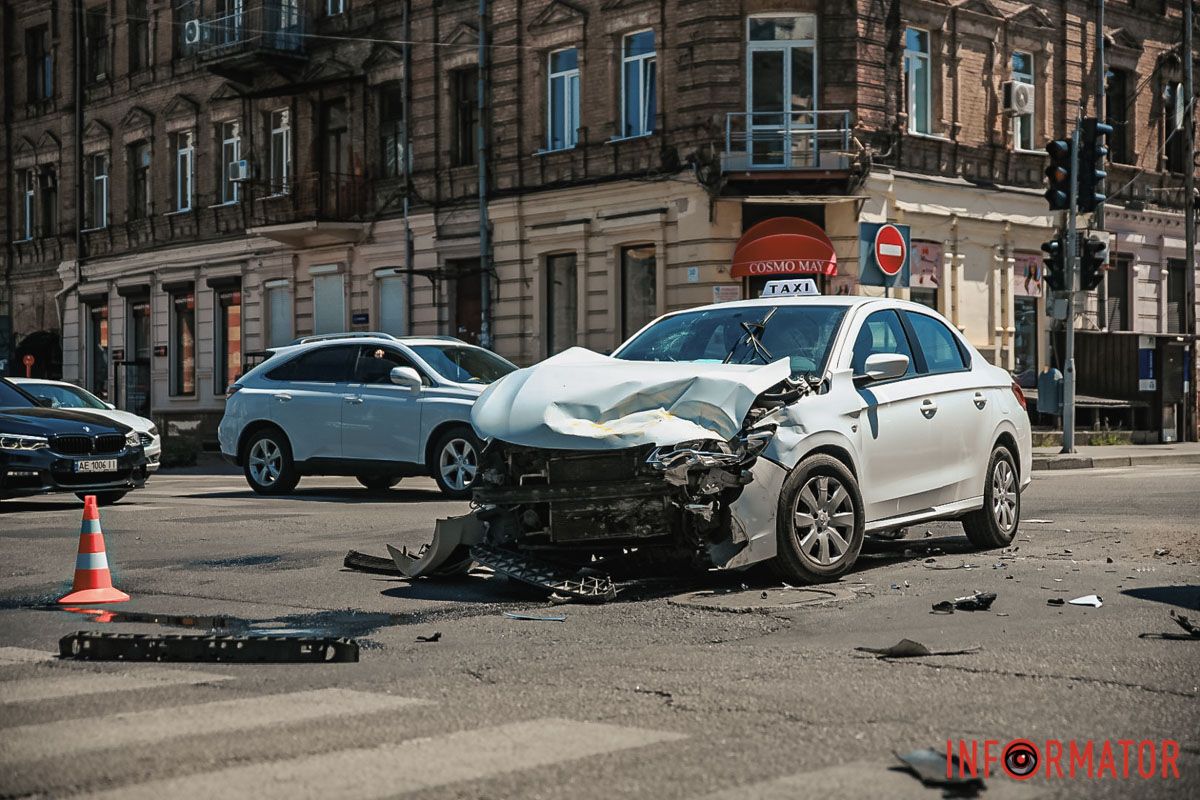 Столкнулись Peugeot и маршрутка №136А