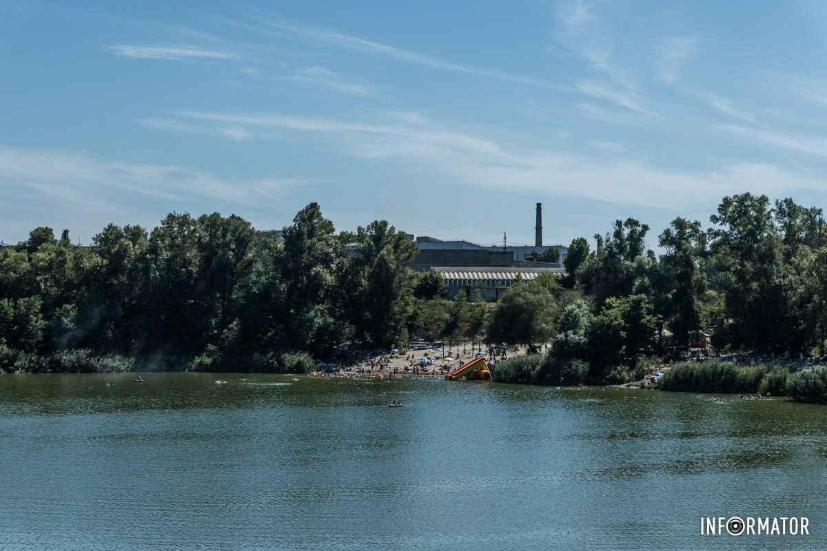 На пляже полный аншлаг