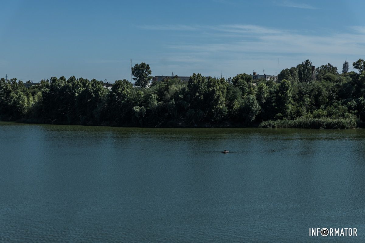 Многие пришли с надувными матрасами, на которых потом плавали в воде