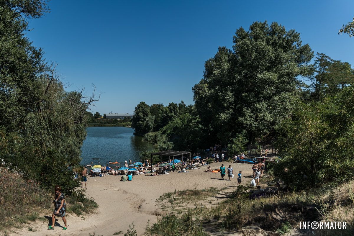 Также днепряне загорали на солнце и играли в пляжные игры