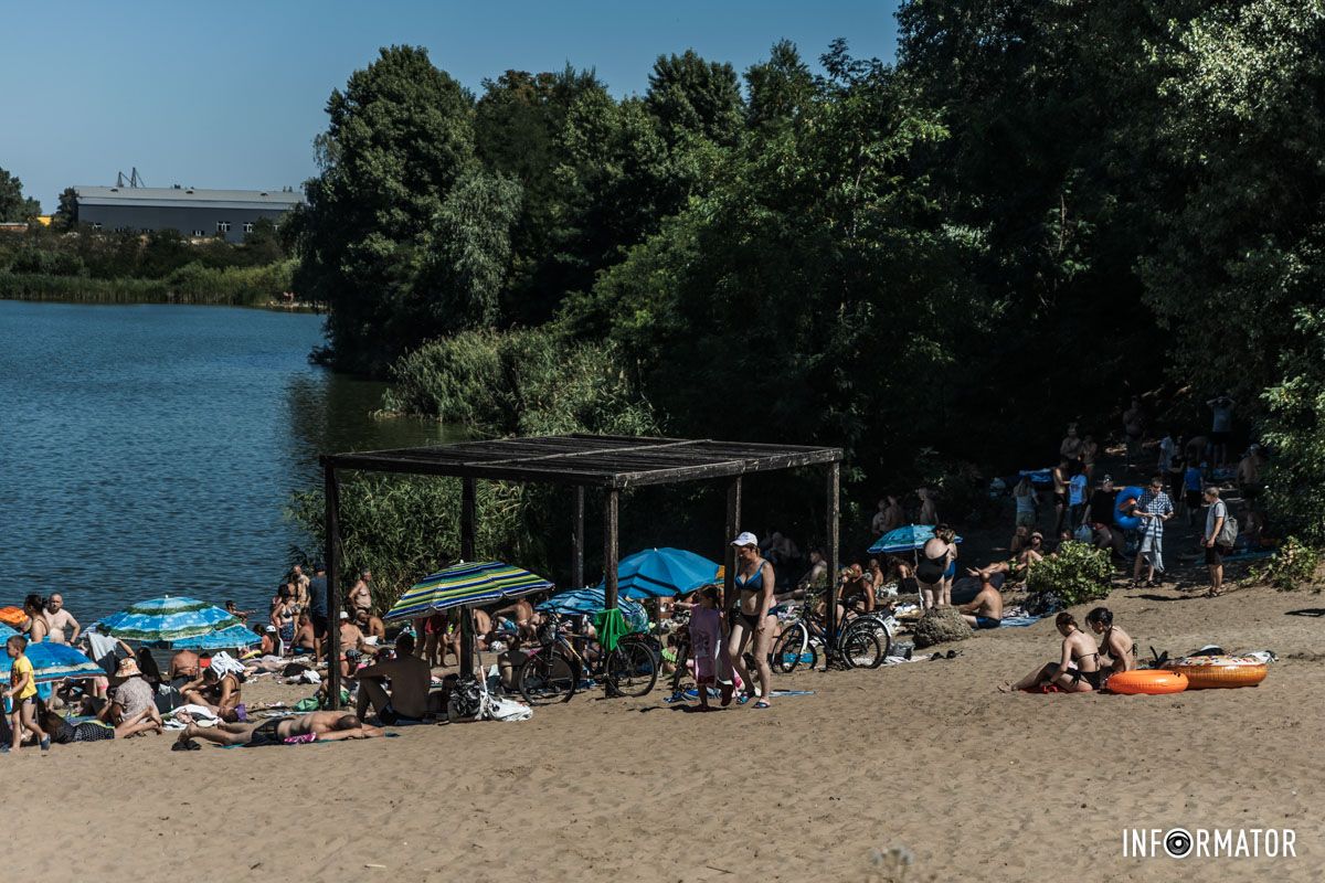 На пляже царила оживленная атмосфера