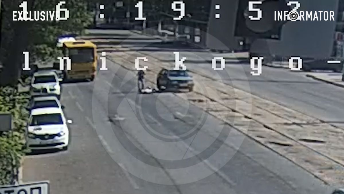 У Дніпрі на проспекті Богдана Хмельницького чоловік потрапив під колеса ВАЗ: відео моменту