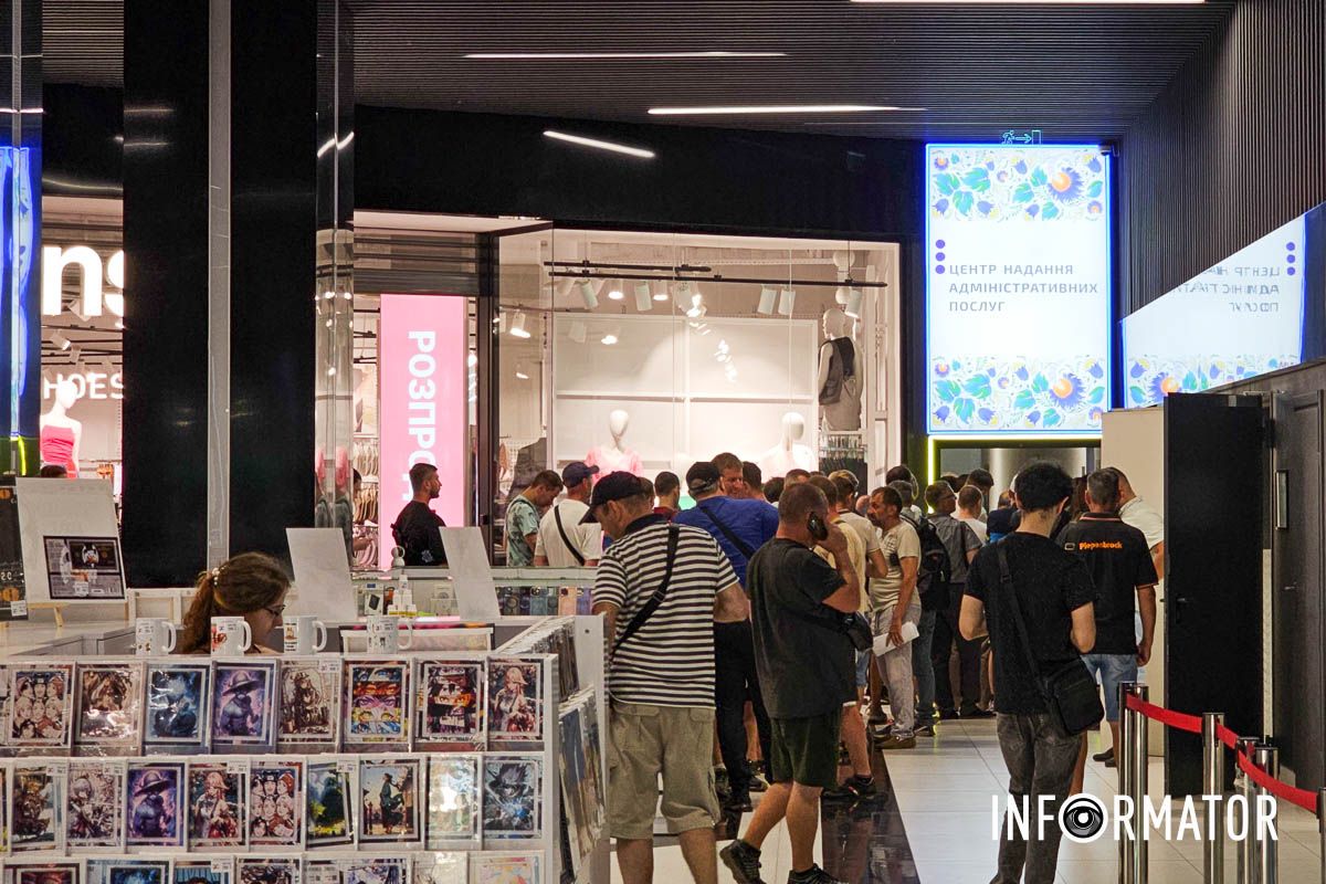 Там на свою чергу очікує понад 100 людей Там на свою чергу очікує понад 100 людей