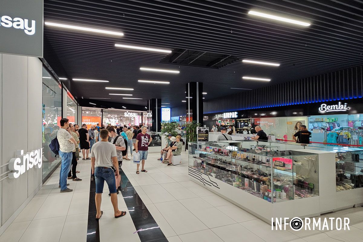 Однак черги в установах величезні, через це не всі встигнуть це зробити Однак черги в установах величезні, через це не всі встигнуть це зробити