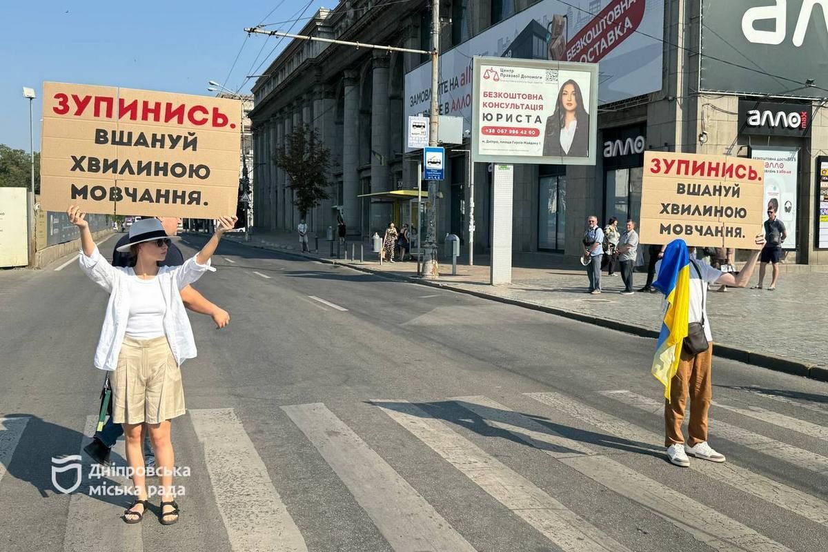 Это сделали, чтобы горожане каждый день в 9:00 приобщались к минуте молчания Это сделали, чтобы горожане каждый день в 9:00 приобщались к минуте молчания