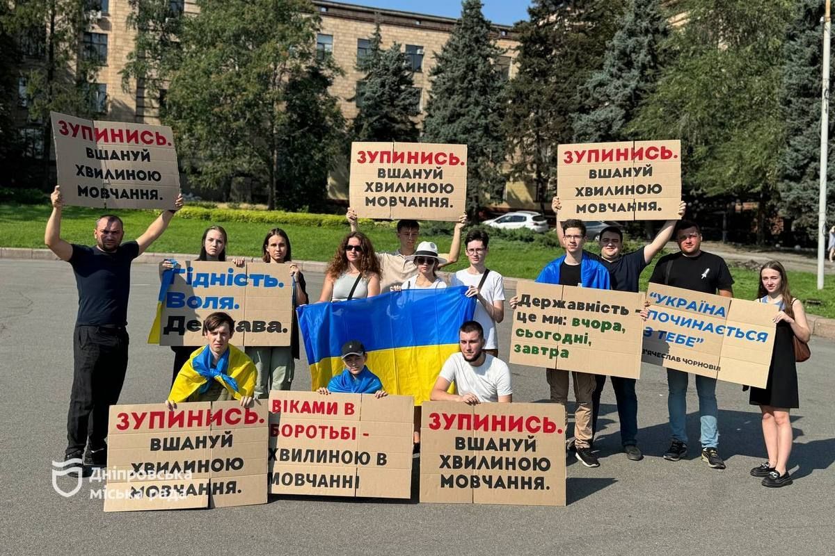 В День Украинской Государственности молодежь вышла с плакатами, чтобы почтить память павших Защитников В День Украинской Государственности молодежь вышла с плакатами, чтобы почтить память павших Защитников