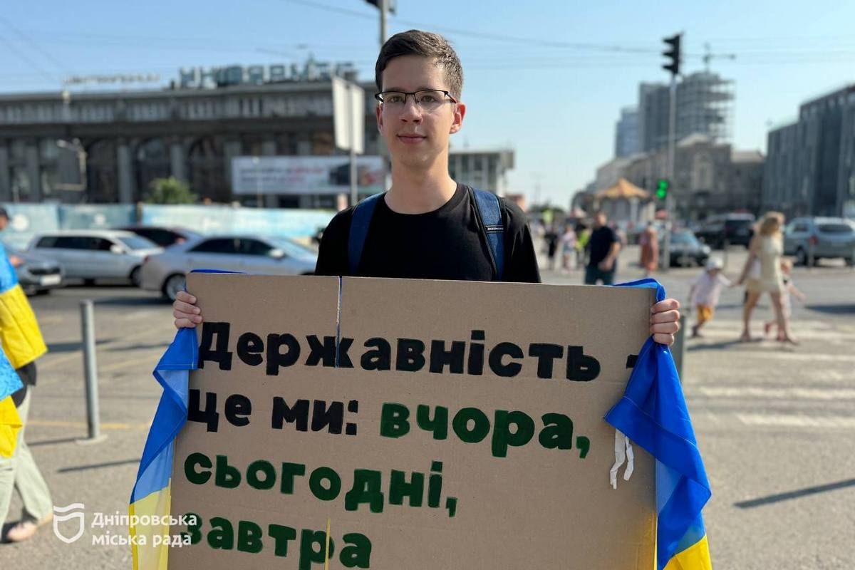 На проспекте Дмитрия Яворницкого на минуту остановили движение транспорта На проспекте Дмитрия Яворницкого на минуту остановили движение транспорта
