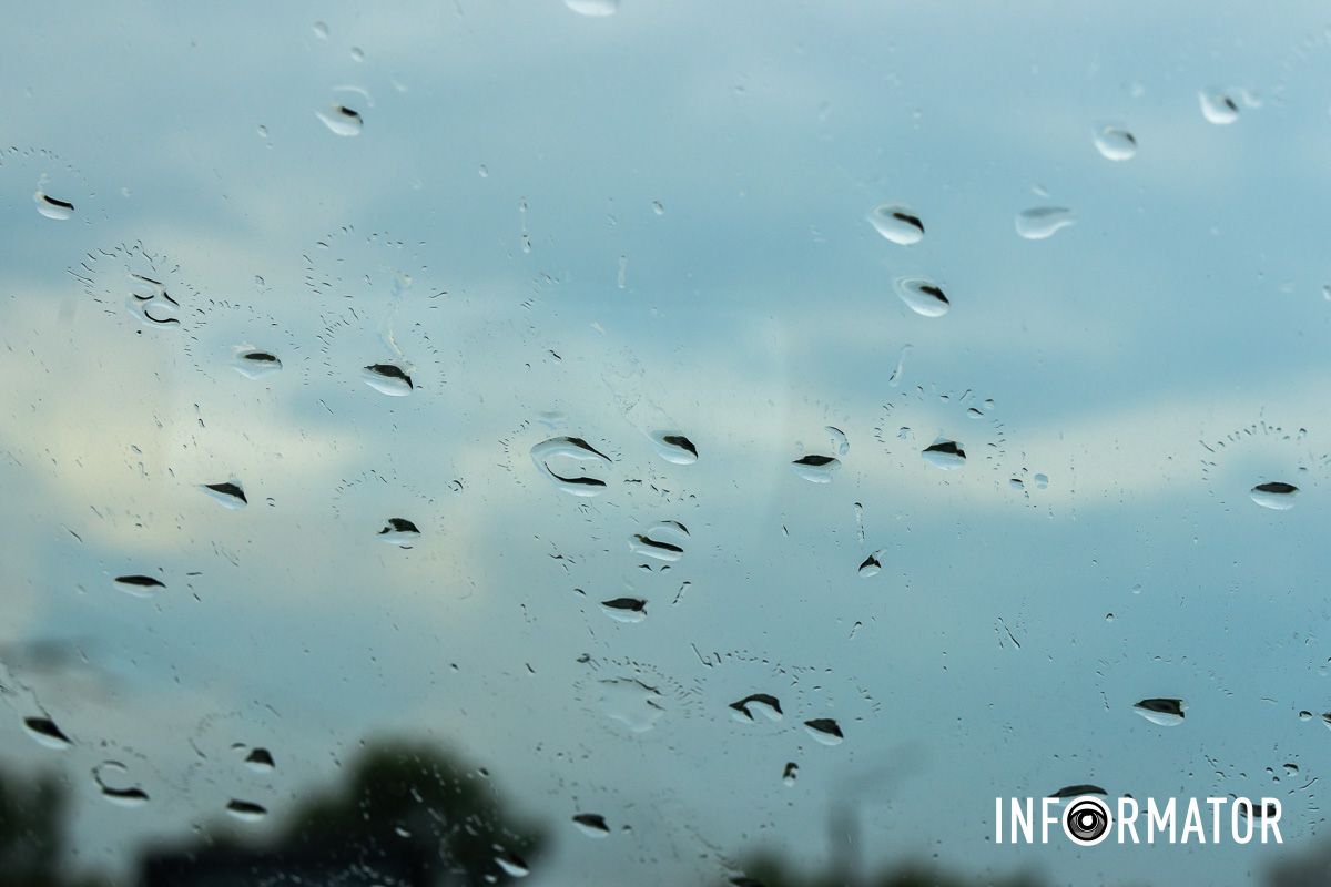 Знову дощ, як із відра!