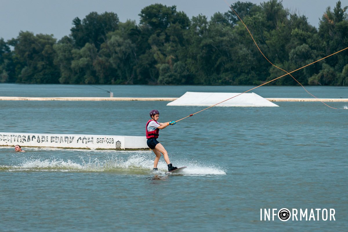 Скільки ж ніг у нього є?