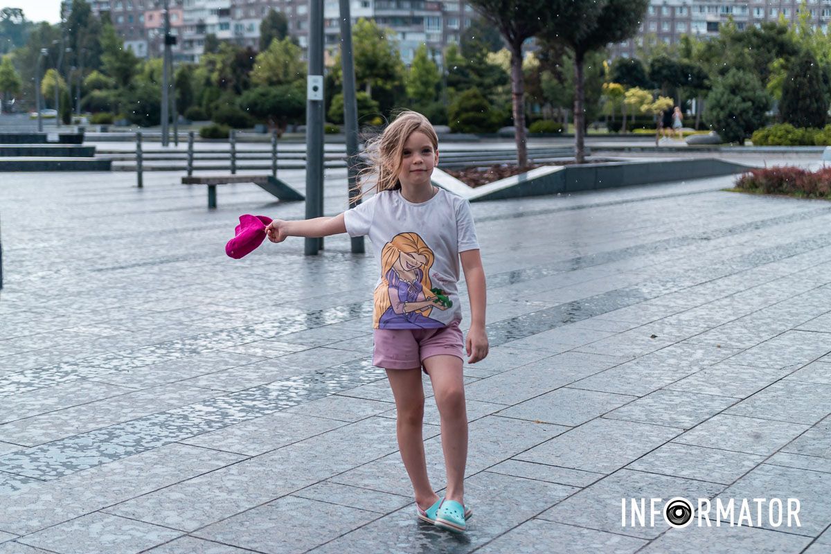 У шибку стукає маленьким кулачком