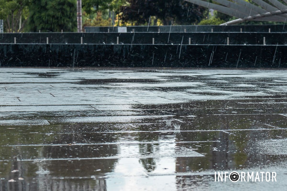 Не дощ, а дощенятко за вікном