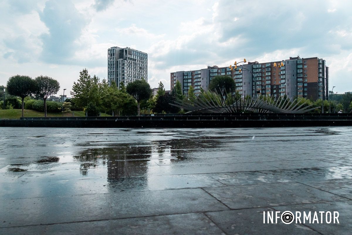 Засяяли на травах намистинки,