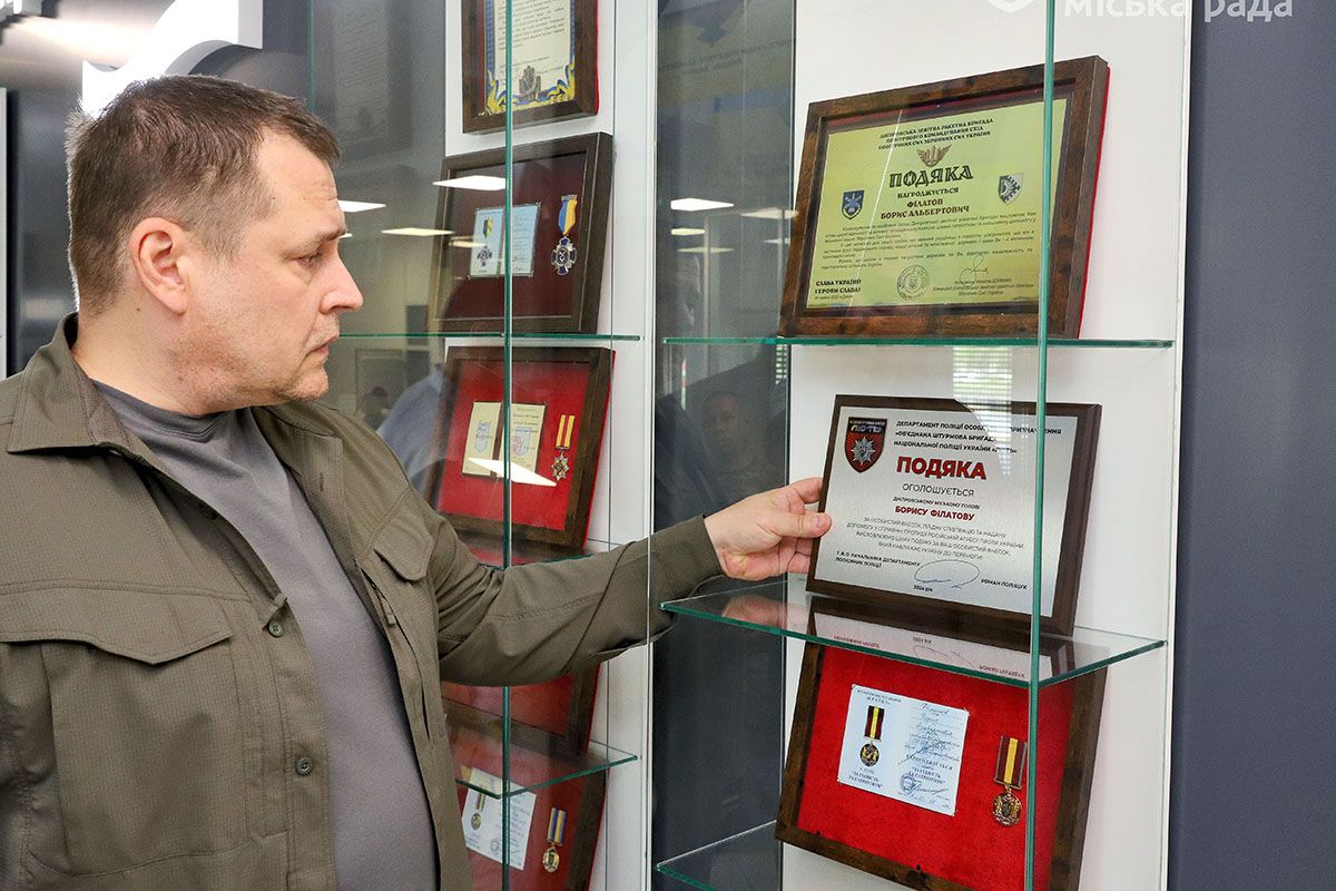 Нині ж із черговим поповненням експозиції до мерії завітали бійці Об'єднаної штурмової бригади Національної поліції України «Лють»