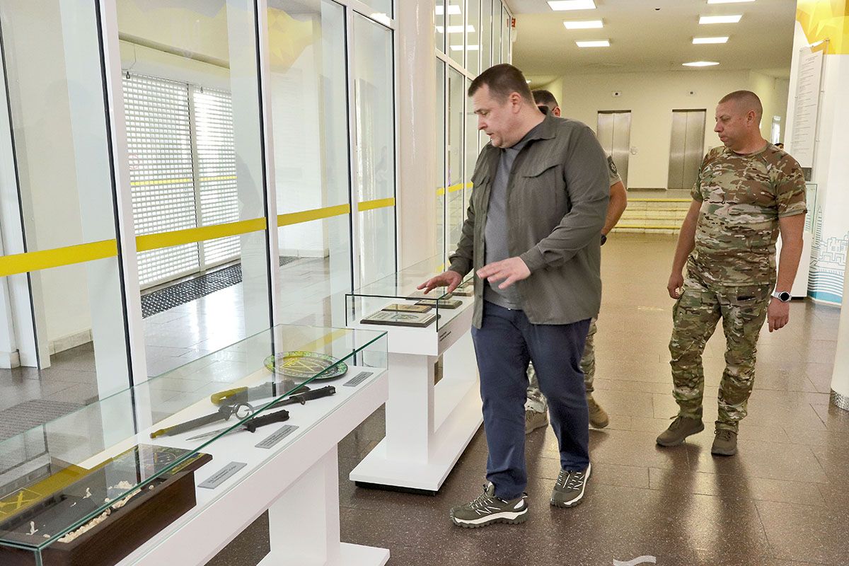 Аби обʼєднати їх в єдину експозицію, у холі міськради облаштували простір, де виставлено не лише медалі та подяки