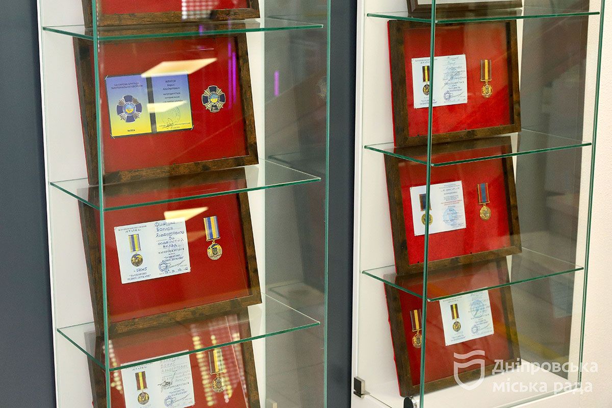 Близько сотні відзнак та підписані військовими прапори