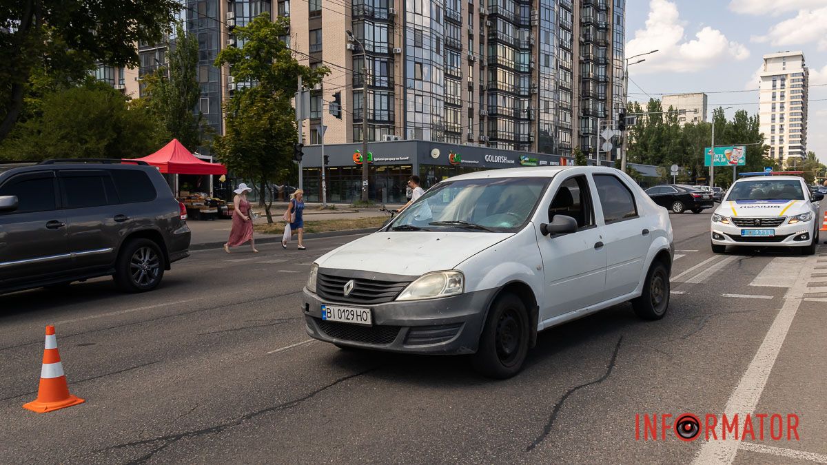 У Дніпрі на Набережній Перемоги Renault збив жінку на пішохідному переході