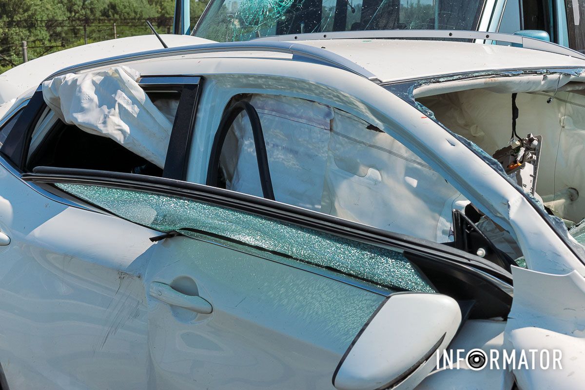 Після зіткнення автівки закрутило і Nissan зачепив Mercedes, який їхав позаду