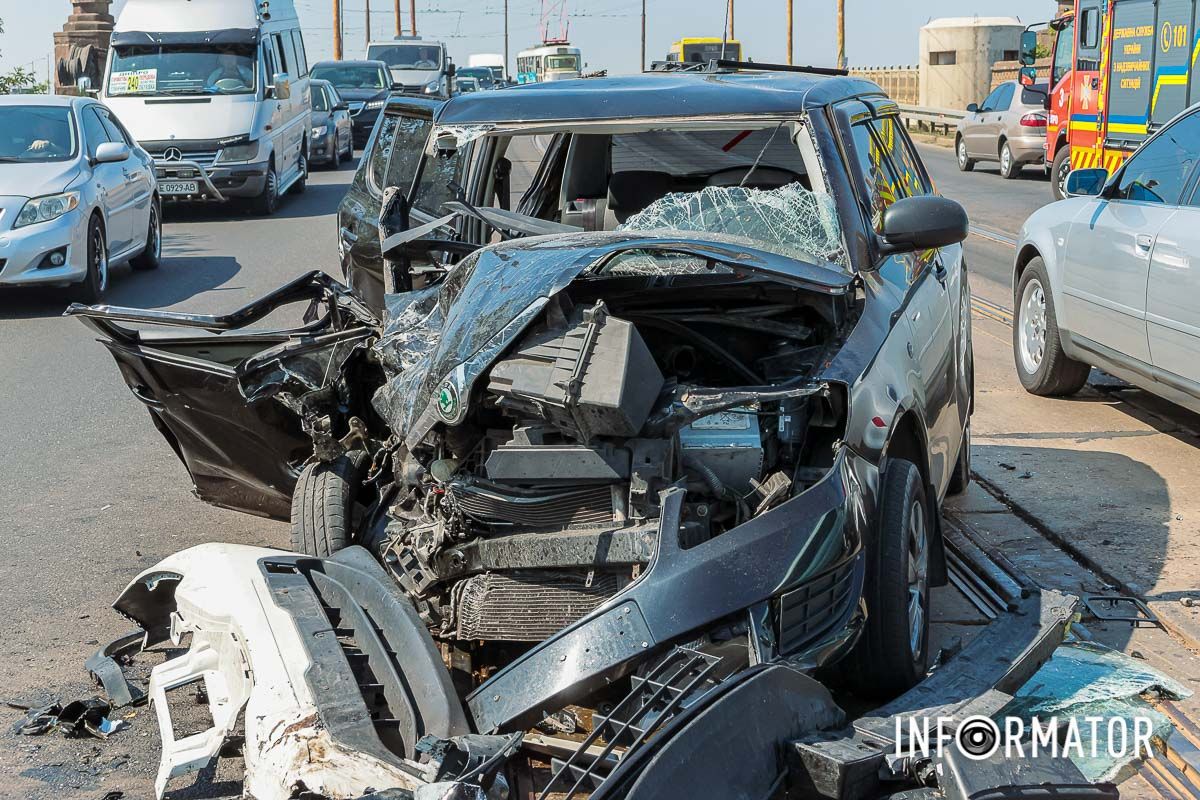 За попередньою інформацією, водій на Nissan їхав зі сторони лівого берега у напрямку площі Старомостової