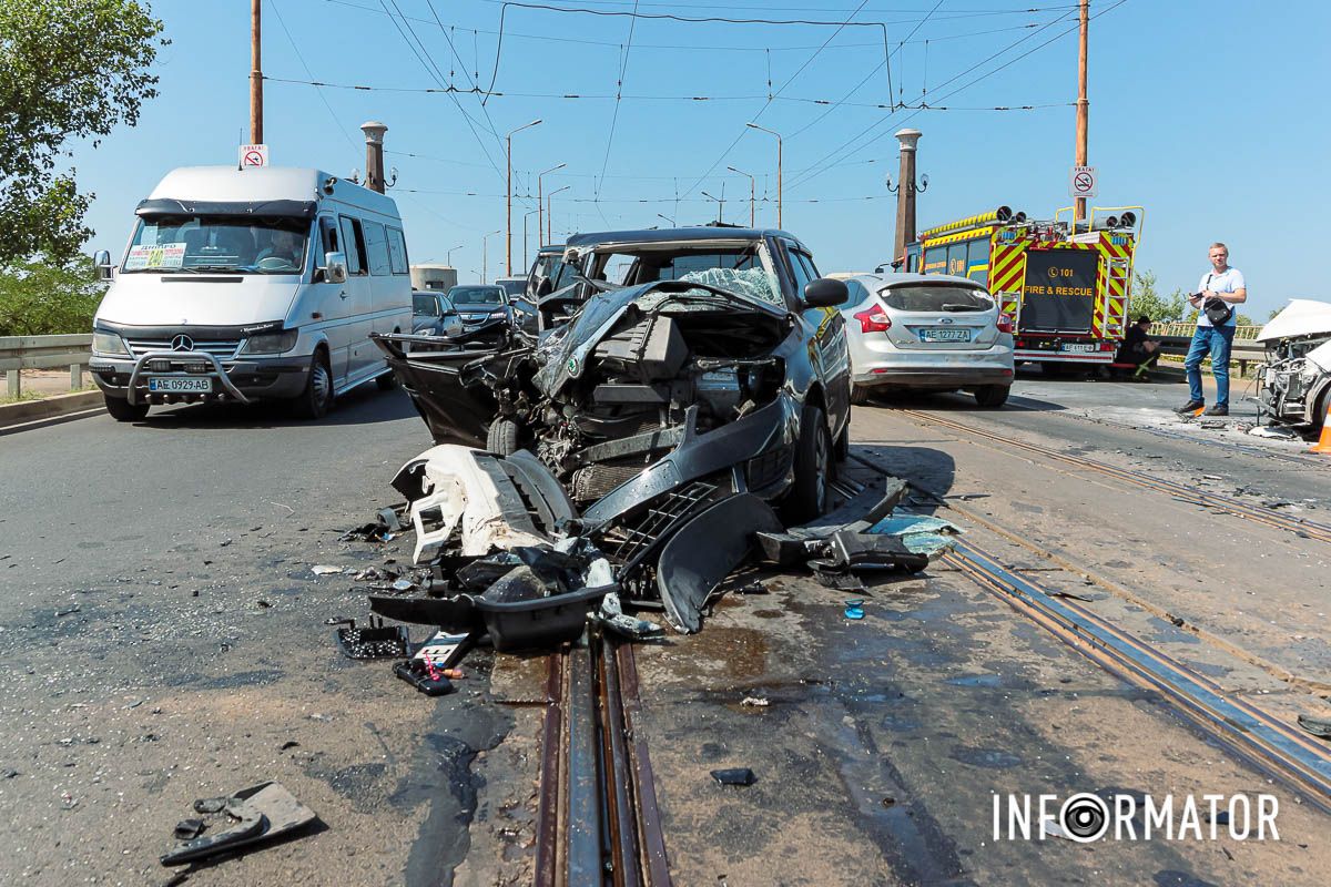 Станом на 10:44 на місці події працюють правоохоронці та слідчий з ДТП