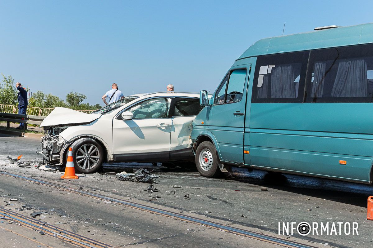 Зіткнулись три автівки - Skoda Fabia, Nissan та Mercedes