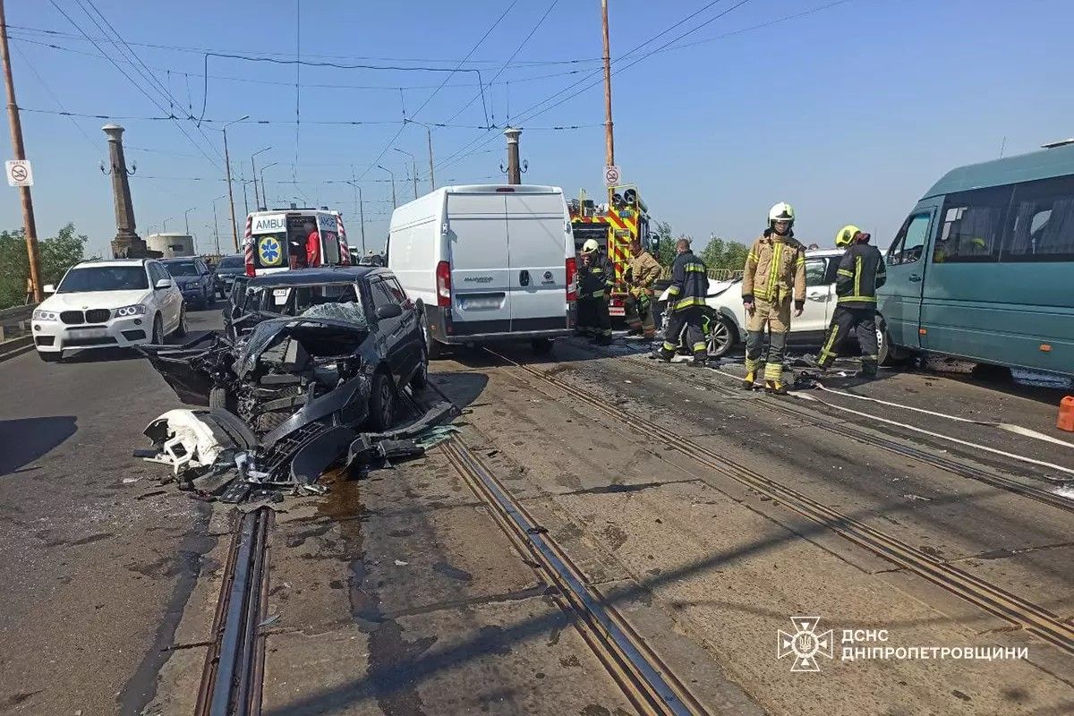 У потрійній ДТП на Амурському мосту у Дніпрі постраждали 6 людей, жінку затисло в салоні