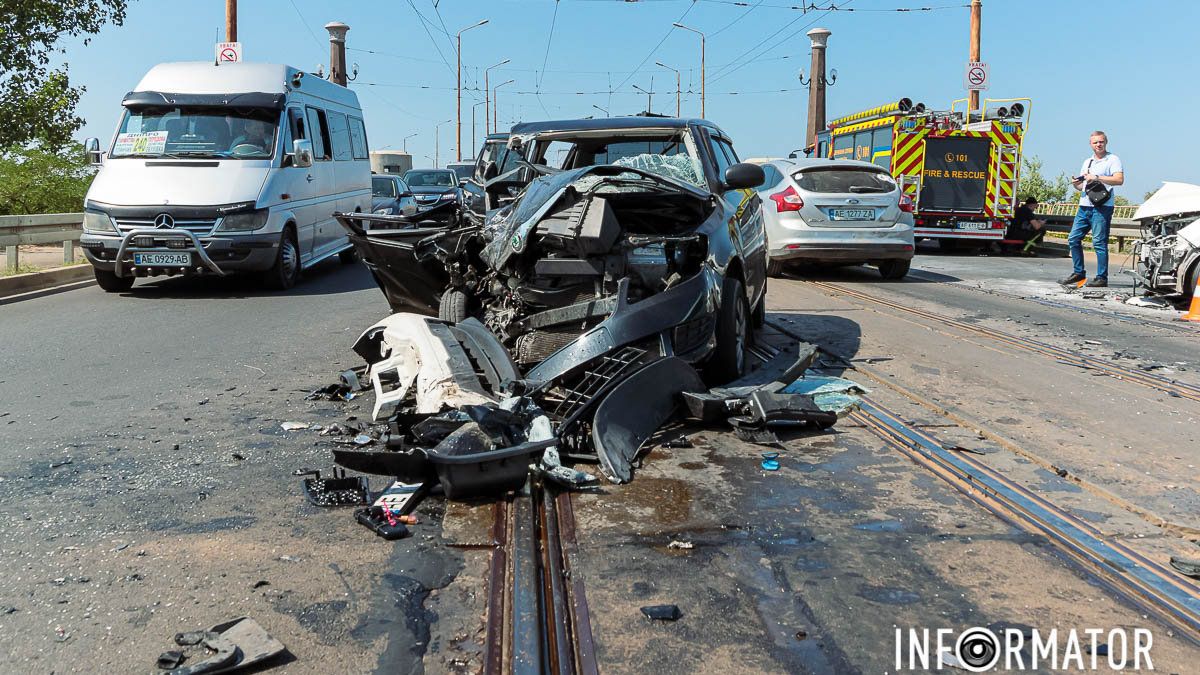 В тройном ДТП на Амурском мосту в Днепре пострадали 6 человек, женщину зажало в салоне: подробности от спасателей