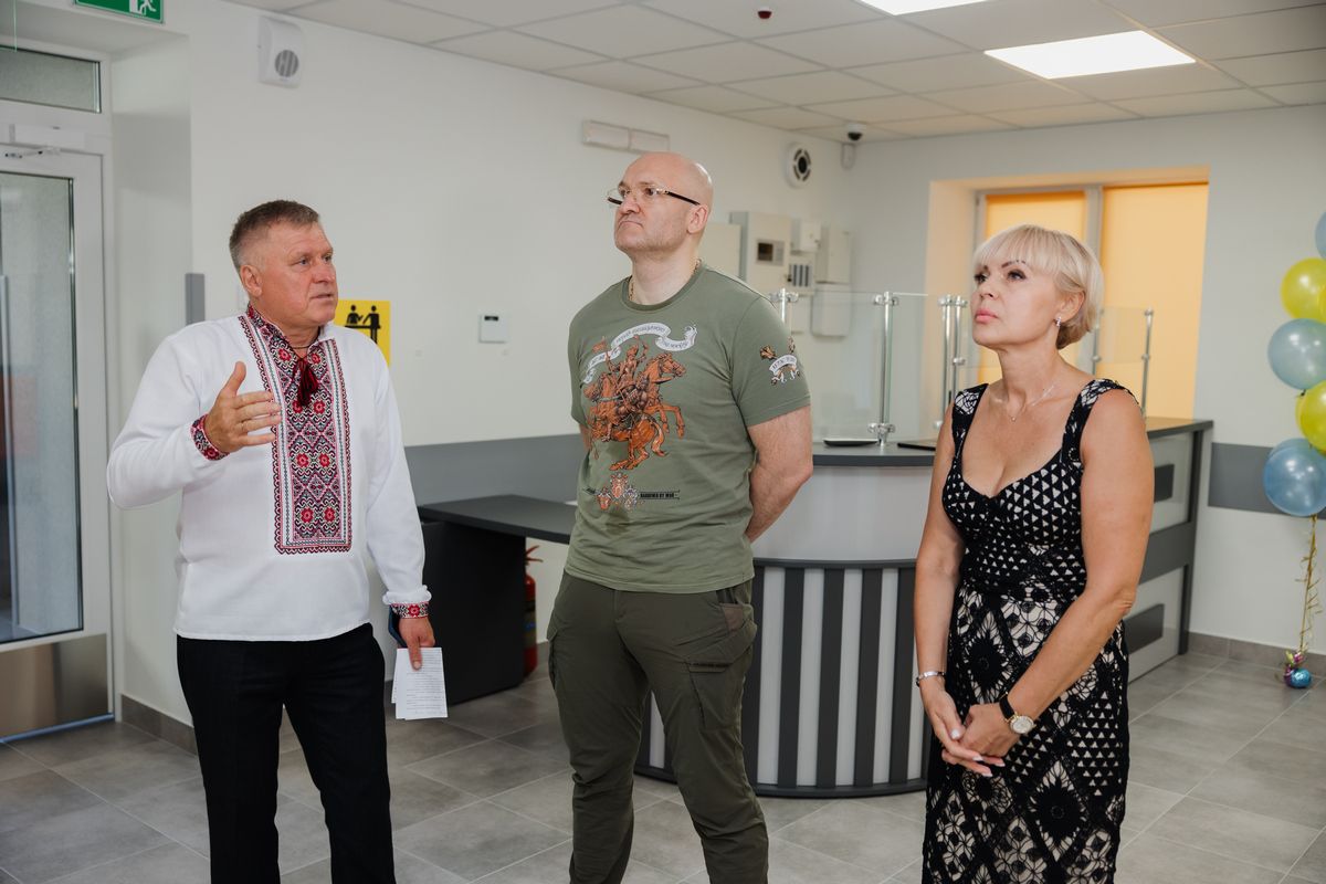 Перший заступник начальника Дніпропетровської ОВА Володимир Орлов разом з очільниками громади і медзакладу