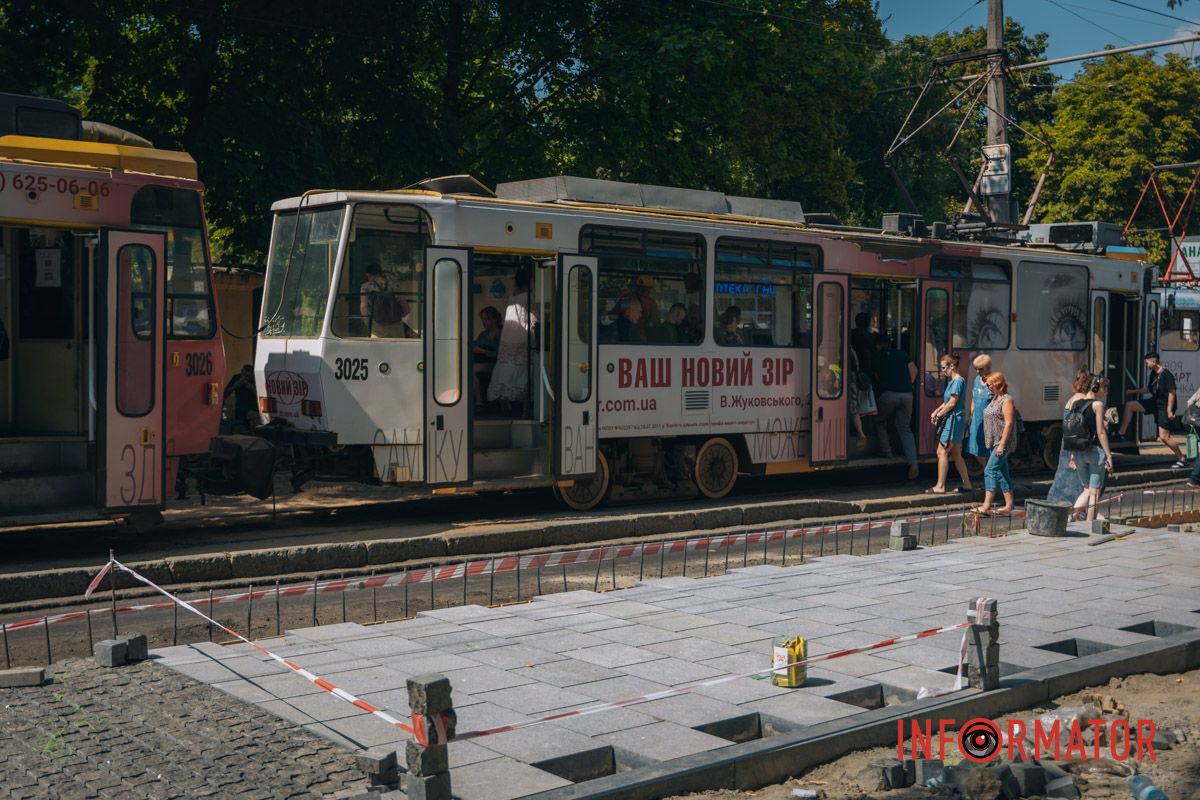 Для этого они заливают участки бетоном, после чего укладывают плитку