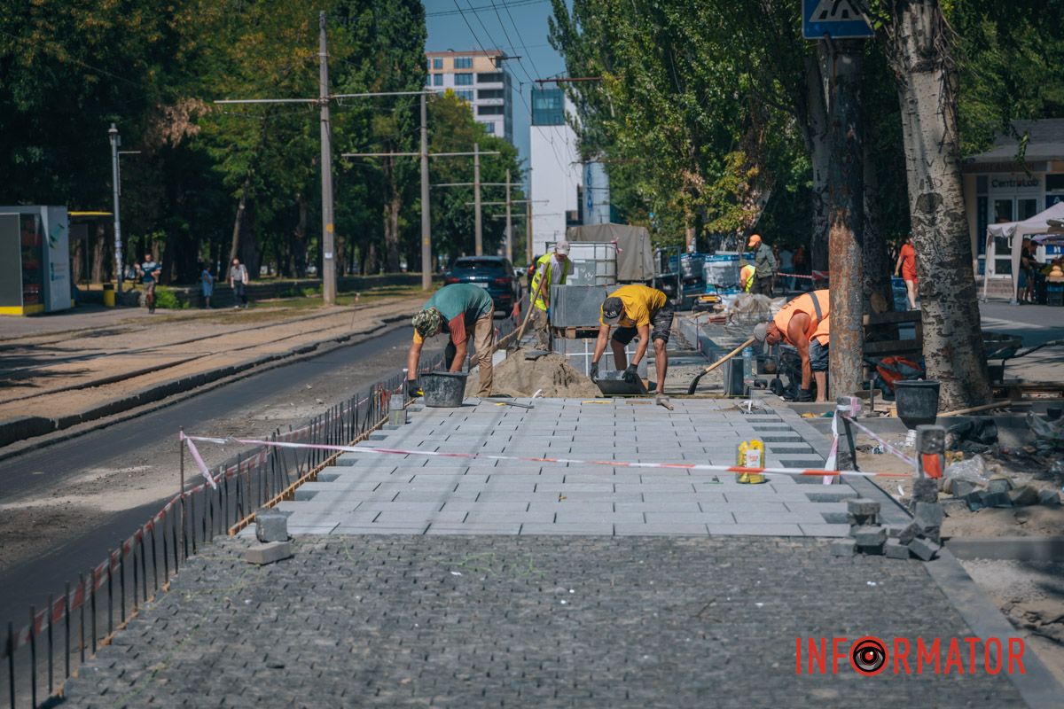 Это остановка трамвая, расположенная на проезжей части, но на одном уровне с тротуаром