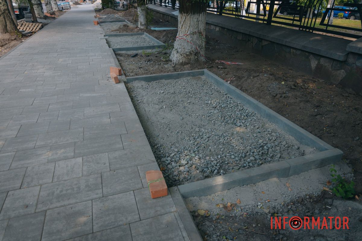 Также укладывают тротуары