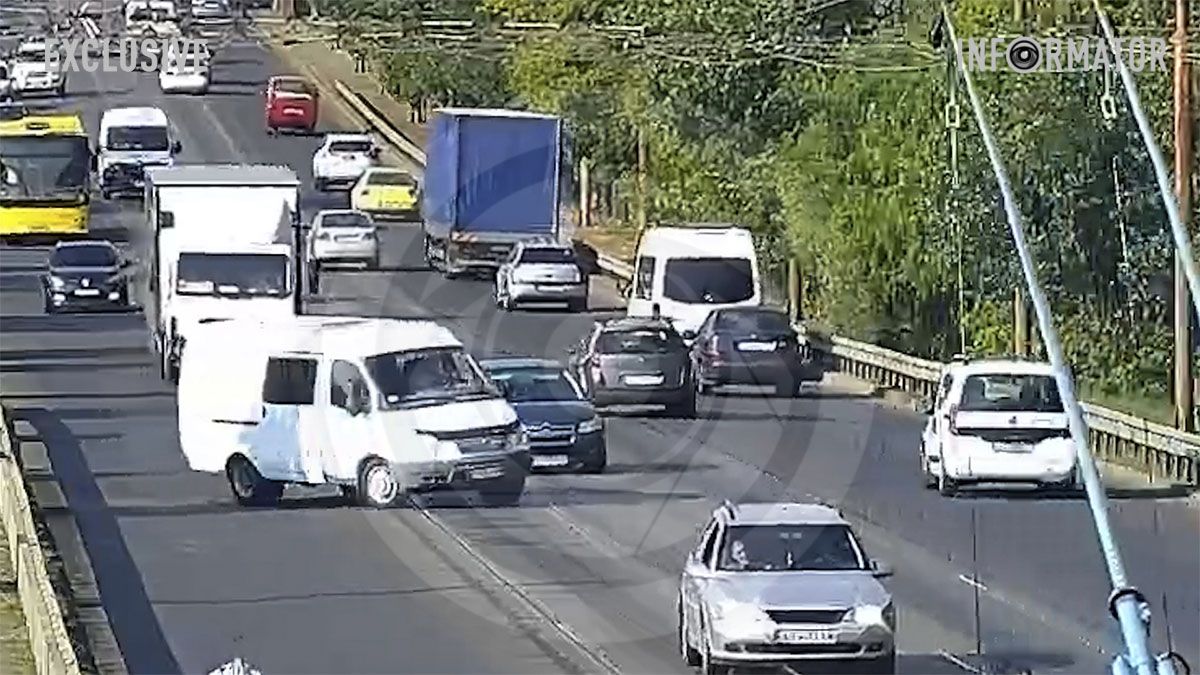 Видео момента ДТП: в Днепре на заезде на Амурский мост столкнулись «ГАЗель» и Citroen