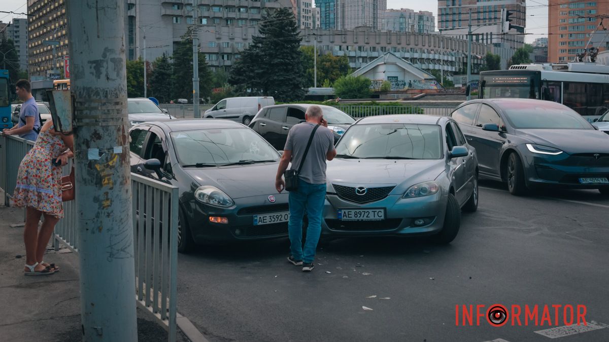 У Дніпрі на Січеславській Набережній зіткнулися Fiat та Mazda: утворився величезний затор