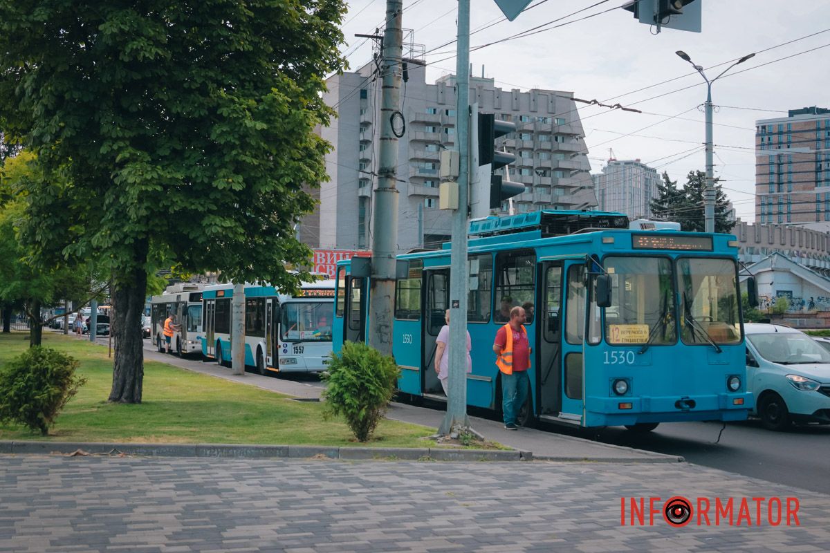 В Днепре на Сичеславской Набережной столкнулись Fiat и Mazda: образовалась огромная пробка 1