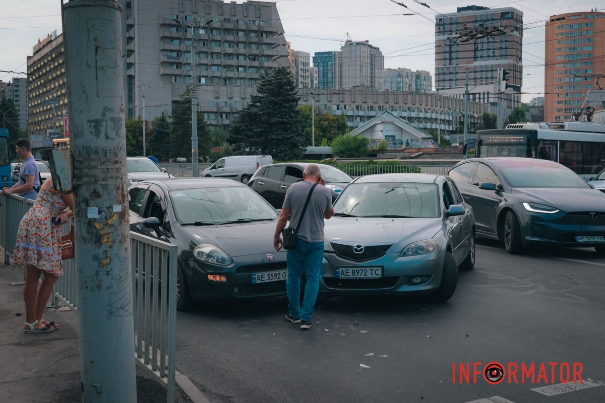 В Днепре на Сичеславской Набережной столкнулись Fiat и Mazda: образовалась огромная пробка 2