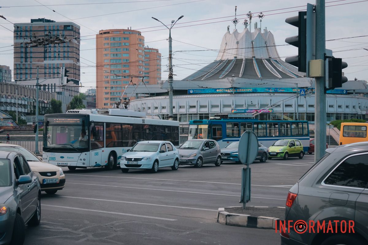 В Днепре на Сичеславской Набережной столкнулись Fiat и Mazda: образовалась огромная пробка 3