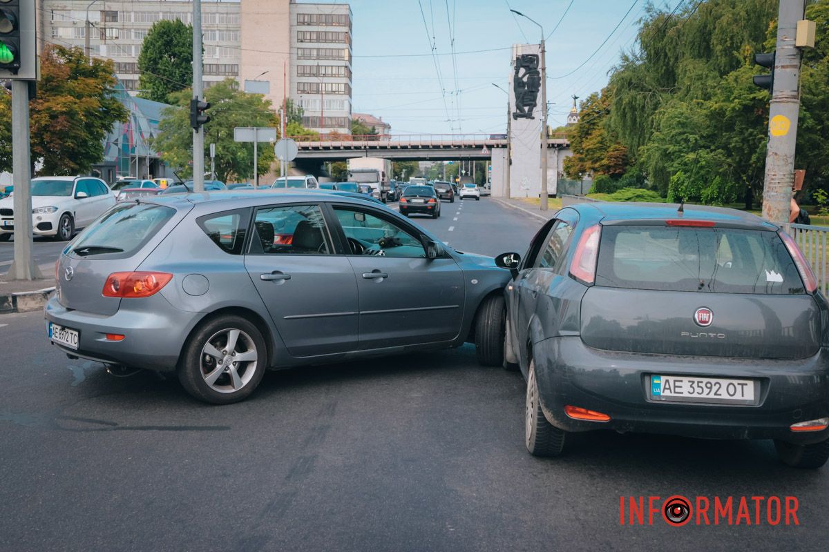 В Днепре на Сичеславской Набережной столкнулись Fiat и Mazda: образовалась огромная пробка 8