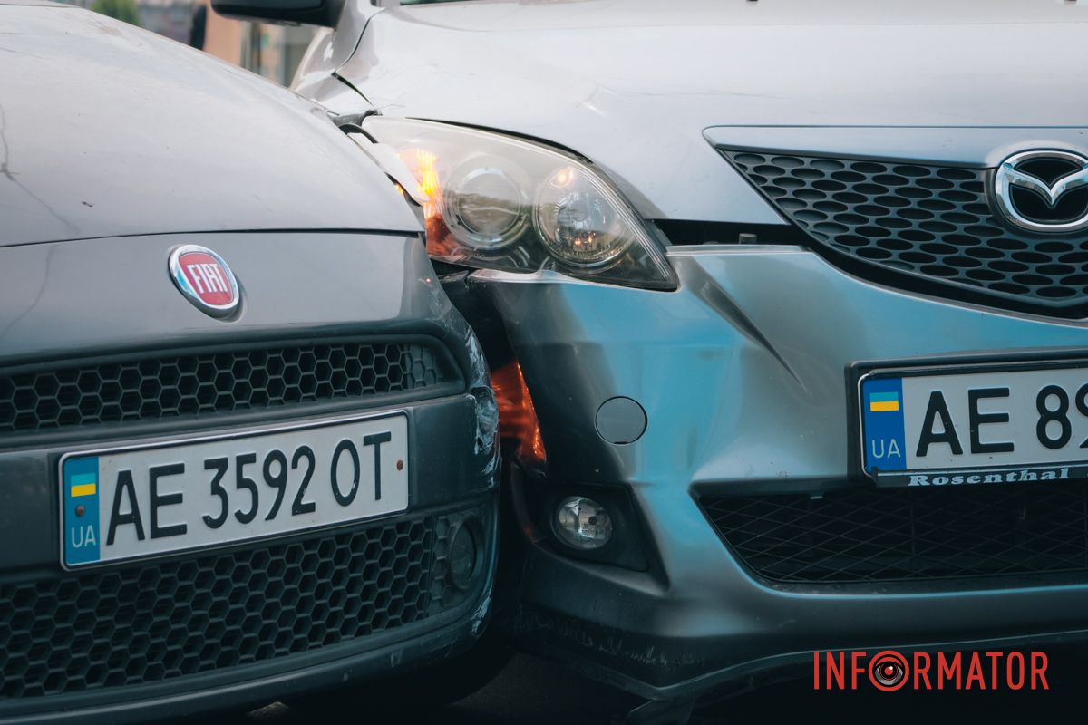 В Днепре на Сичеславской Набережной столкнулись Fiat и Mazda: образовалась огромная пробка 4