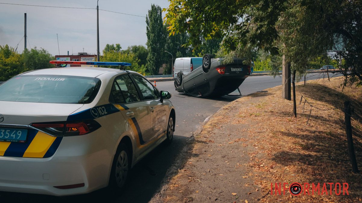 В Днепре при заезде на Кайдакский мост перевернулась Toyota: водительницу забрала «скорая»