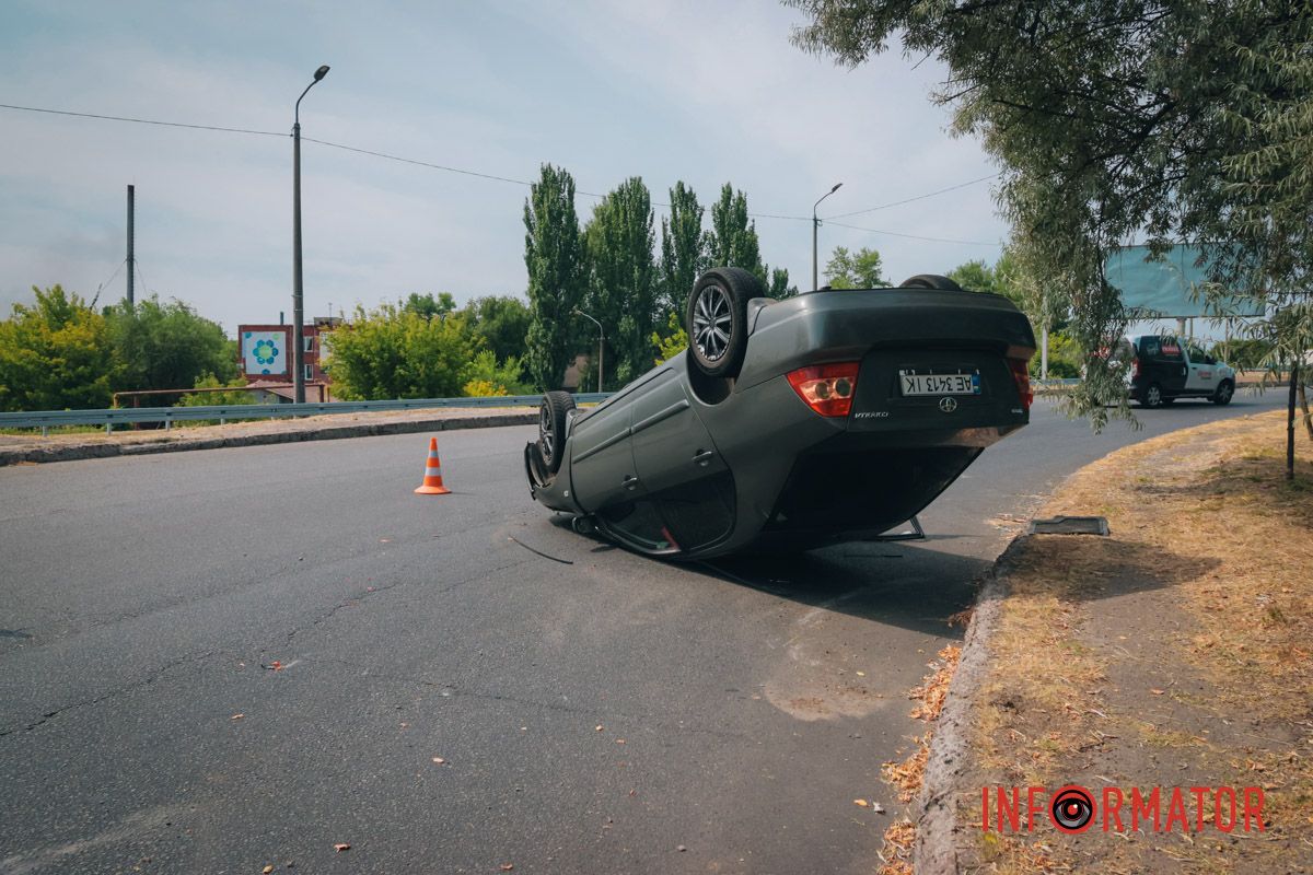 У Дніпрі при заїзді на Кайдацький міст перекинулась Toyota: водійку забрала «швидка» 1